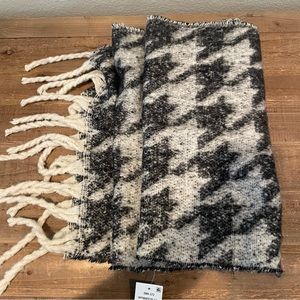 Steve Madden Off White and Black Scarf